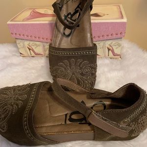 OTBT Kalamazoo Mary Jane Flats in olive Green VGU size 8.5 See all pics